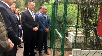 Kaymakam Otcu, Şehit Öğretmen Temizkan'ı kabrini ziyaret etti