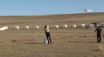 Öğrencilerin ara tatilde 'Kışlık tezek' mesaisi