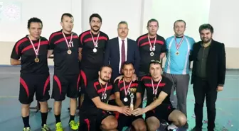 'Öğretmenler Yarışsın, Dostluk Kazansın' Futsal Turnuvası şampiyonu Arif Nihat Asya Ortaokulu oldu