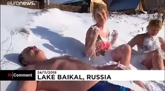Rus 'kış yüzücüleri' eksi 4 derecede Baykal Gölü'nde kulaç attı