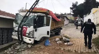 Freni boşalıp evin çatısına çarpan çöp kamyonunun sürücüsü yaralandı