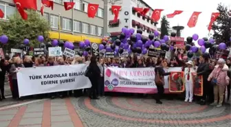 Kadına şiddetle mücadele için 'mor ve siyah balonlar' uçuruldu