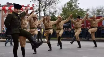 Kurtuluş töreninde dağıtılan şekerlemeleri almak için çabaladılar