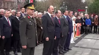 Kurtuluş töreninde dağıtılan şekerlemeleri almak için çabaladılar