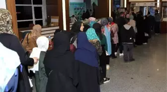 Serdar Tuncer'e kitap imzalatmak isteyenler kuyruk oluşturdu