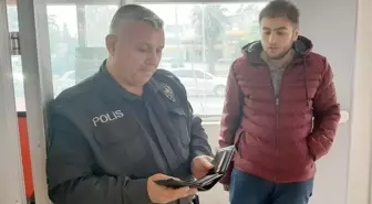 Yolda bulduğu cüzdanı polise teslim etti