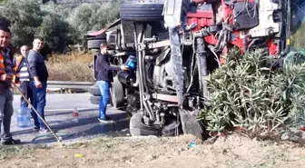 Karayolunda kamyon devrildi, yol saatlerce trafiğe kapalı kaldı