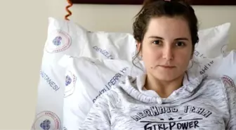 Karın ağrısı şikayetiyle doktora giden genç kadının karnından 4 kiloluk kitle çıkarıldı