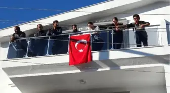 Yıkım için gelen ekibi görenler göz yaşlarına hakim olamadı! Tepki için bayrak astılar