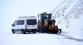 Muş'ta kar ve tipi nedeniyle mahsur kalan 10 kişi kurtarıldı