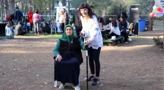 Torunu için 70 yaşında model oldu