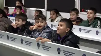 Öğrencilerin 'Mobil Trafik Eğitim Tırı' coşkusu