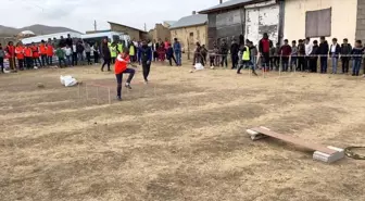Van'da çocuklar eğlenerek yarıştı