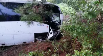 Antalya'da tur otobüsü şarampole devrildi: 4 yaralı