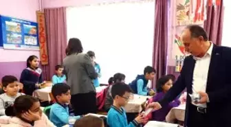 Bağcılar Belediyesi, ilkokul öğrencilerine diş macunu ve fırçası dağıttı