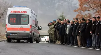 Yıldırım isabet etmesi sonucu şehit olan asker için tören