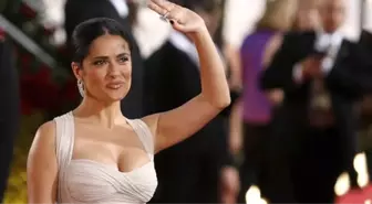 53 yaşındaki yıldız oyuncu Salma Hayek, kalça pozuyla nefes kesti