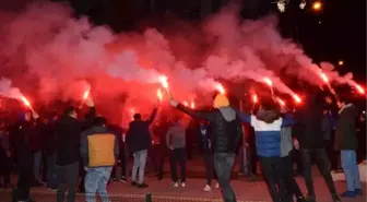 Hastalığı nedeniyle maça gidemedi, taraftar evinin önüne geldi