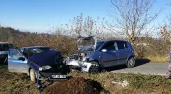 Köy yolunda iki araç kafa kafaya çarpıştı: 4 yaralı