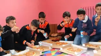 Sınır köyündeki öğrencilere pizza sürprizi