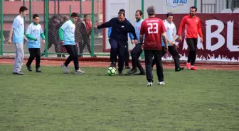 Elazığ protokolü, özel bireylerle futbol oynadı