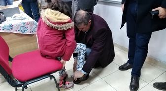 Hayırseverlerden öğrencilere ayakkabı ve mont yardımı