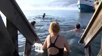 Rus 'kış yüzücüleri' eksi 4 derecede Baykal Gölü'nde kulaç attı