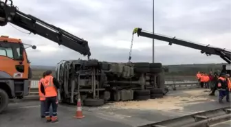 Büyükçekmece TEM'de kamyon devrildi yol kapandı