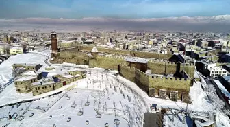 Kar yağışıyla beyaza bürünen Erzurum'da görsel şölen