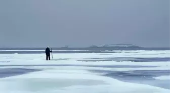 Kuzey Kutup Bölgesi'nde ince buz üzerinde yürümek