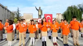 Minik öğrenciler, işaret dili ile İstiklal Marşı'nı okudu