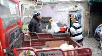 Tek koluyla 7 nüfuslu ailesini geçindiriyor