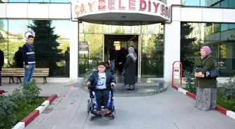 Çay'da engellilere akülü araç hediye edildi