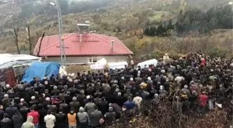 TIR'la çarpışan otomobilde ölen 3 kişi toprağa verildi