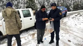 Antalya'da araçları kara saplanan 3 kişiyi jandarma kurtardı