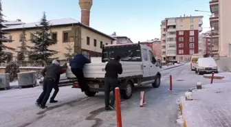 Buz tutan yolda kalan araçların yardımına vatandaşlar yetişti