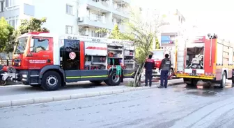 İzmir'de bir binanın çatısı alev alev yandı