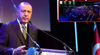 Cumhurbaşkanı Erdoğan, Erdem Bayazıt'ın şiirini okuduktan sonra salonda alkış tufanı koptu