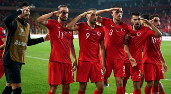 Milli futbolcuların asker selamı bilimsel makale oldu