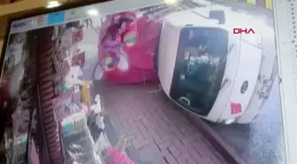 Zonguldak kamyonetin aşırı yük nedeniyle devrilmesi güvenlik kamerasına yansıdı