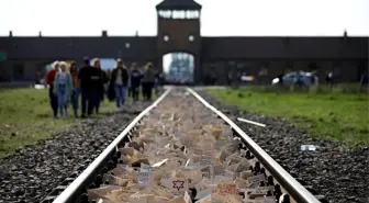 Merkel'den Nazi döneminin en büyük toplama kampı Auschwitz'e 60 milyon euro bağış