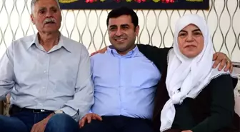 Selahattin Demirtaş'ın anne ve babasının da içinde bulunduğu araç kaza yaptı