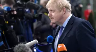 Futbolcunun çektiği şut Boris Johnson'ın cinsel organına isabet etti