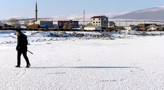 Ardahan'da Aktaş Gölü'nün yüzeyi buz tuttu