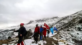 Konya'da dağcılar Doğu Türkistan'a destek için Küpe Dağı'na tırmandılar