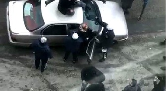 Otomobilini çektirmemek için üzerine çıktı