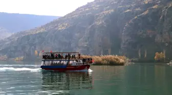 Şanlıurfa'nın turizm merkezi Halfeti'de hafta sonu yoğunluğu yaşanıyor