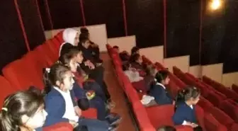 Kaymakam Erat'tan köy öğrencilerine sinema sürprizi