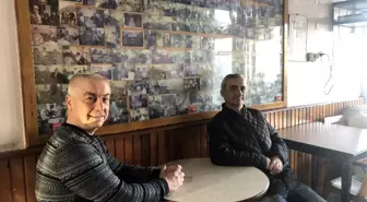 (Özel) Müşterilerin fotoğraflarını biriktirerek sergiliyor