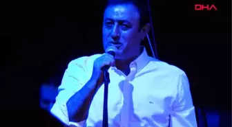 Türkücü Mahmut Tuncer yardım konserinde rock söyledi